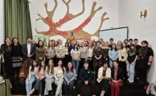 Nagykorúvá válásukat ünnepelték a Lorántffy-gimnázium végzősei